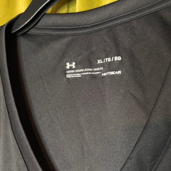 Black Under Armour Short Sleeve V- Neck Activewear T-shirt Lightweight - Picture 3 of 4